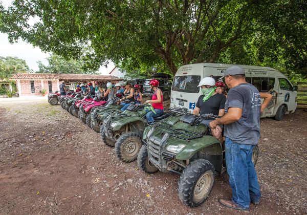 Guía revisando las cuatrimotos en Rancho Capomo antes del recorrido, tour en ATV Puerto Vallarta