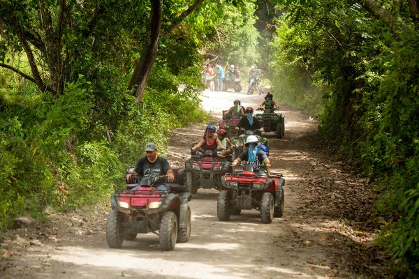 Caravana de cuatrimotos por un sendero de terracería en la selva de la Sierra Madre cerca de Puerto Vallarta