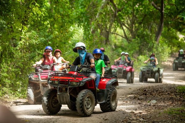 Pareja en una cuatrimoto doble en las faldas de la Sierra Madre cerca de Las Palmas, Jalisco