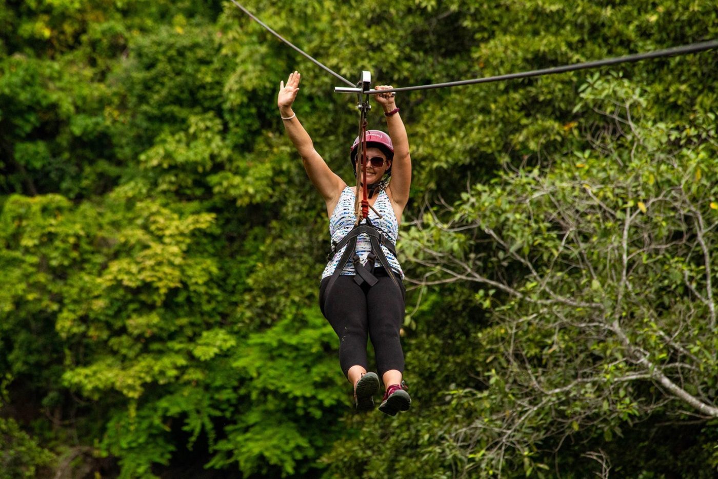 Tirolesas en Puerto Vallarta: guía para principiantes del canopy de la Sierra Madre Visitante colgado del cable de una tirolesa sobre el dosel de la selva en un tour en tirolesa en Puerto Vallarta